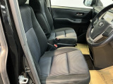 運転席は、大きな座面と包み込むような背もたれがドライバーの身体全体をしっかり支えます。上質なシート素材と座り心地のよいクッションを採用し、長時間の運転やコーナーの多い道も快適です。