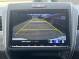 バック駐車が苦手な方や、初めてのお車で不安な方も安心。後方の映像をナビ画面に表示するため、周囲を確認しながらスムーズに駐車できます。