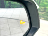 【ブラインドスポットモニター】走行中、ドアミラーの死角になりやすい箇所に後続車が接近するとサイドミラーのレンズに警告を表示!ドライバーに注意喚起をしてくれます。