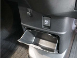 ◆センターロアボックス◆インパネ中央の下部には、ごみ箱としても使用する事ができるセンターロアボックスを装備しております。