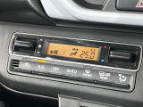 【オートエアコン】一度お好みの温度に設定すれば、車内の温度を検知し風量や温度を自動で調整。暑い&hellip;寒い&hellip;と何度もスイッチ操作をする必要はありません。快適な車内空間には必須の機能ですね♪