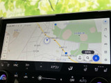 現在地周辺の道路や施設を画面で確認でき、目的地までの道順を調べる際に役立ちます。地図を見ながら行き先を探せるので、初めて訪れる場所への移動にも便利です。