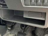 運転席インパネアンダートレーです。