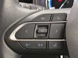 運転中、オーディオの操作をしてて、ハッとしたことはありませんか?ステアリングスイッチは、運転中でもハンドルでオーディオの操作が可能です。安全なドライブをサポートします。