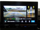バックモニター付きで慣れない駐車場や車庫入れをサポートします。