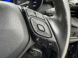 ステアリングスイッチにて走行中に視線を外すことなく、インフォメーションディスプレイやオーディオ操作ができます。視線移動が少ないので、快適で安全なドライビングに貢献します。