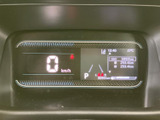 視認性の高いデジタルメーターで、スピードや走行情報を確認しやすいです。運転に集中できる環境が整っています。
