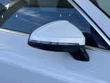 ●アウディサイドアシスト『後方の死角を並走する車両を検知しドアミラーの内側のLEDが点灯。ドライバーに注意を促し事故を未然に防ぐシステムです。』