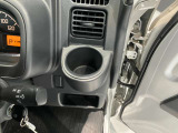 運転席前部にはカップホルダーが装備されています。