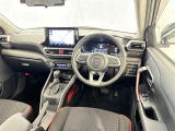 運転席まわりです。 各操作スイッチは使いやすい位置に配置されてます。