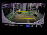 バックカメラの画像です。ガイドラインがスムースな車庫入れをサポートいたします。車庫入れの安心感がアップしますね。
