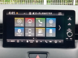 Honda CONNECTディスプレーを搭載しています。ナビ、スマホ連携、車両情報表示、各種設定操作を一つに集約した高機能タッチパネル。直感的に使える便利なインターフェースです。
