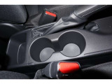 運転席周辺に使いやすい収納スペースを配置し利便性を高めています。