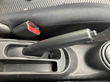 センターコンソールに駐車ブレーキのレバーを配置し、握る位置が分かりやすい設計です。停車時に手元で扱えるため、日常の乗り降りにも便利にお使いいただけます。