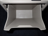 シート脇に便利な収納スペースを備えてあります。使ってください♪