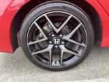 純正アルミホイールです。足元が引き立つので、車全体のイメージがアップしますよ!