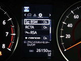 隣車線を走る車両をレーダーで検知し、ドアミラーでは確認しにくい後側方エリアに存在する車両に加え、急接近してくる車両も検知します。車両を検知するとドアミラーに搭載されたLEDインジケーターが点灯します。