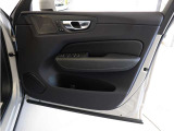 運転席ドアの全景です。キャビンを彩るすべてのものに、機能を形にした美しさが備わっています。
