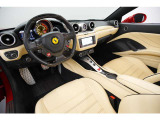 フェラーリではF40以来となるターボエンジンを搭載したこちらのモデルですが、アーキテクチャーはフェラーリの伝統に従ってリアを少し重くした重量配分(フロント47% : リア53%)を実現