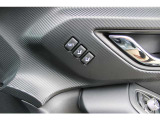 運転席のシートポジションはドアトリムのスイッチで2パターンまでメモリーできます、他の人がシートを動かしてしまってもワンタッチで元どおりに戻せます