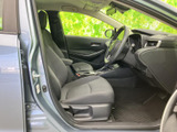 前席は座面と背もたれにゆとりを感じる形状で、運転席から助手席まで落ち着いた空間です。ドアを開けた際に足元やシートまわりを確認しやすく、乗り降りもスムーズです。
