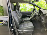 前席は視界が広く、運転席と助手席の間にもゆとりを感じる室内です。シートの形状や足元の空間にも配慮され、乗り降りのしやすさと落ち着いた座り心地が魅力です。