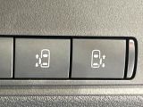 【ハンズフリー機能付き両側パワースライドドア】スライドドアの下に足先を入れてすぐ引くと、自動的にスライドドアが開閉します!荷物で両手がふさがった状態でも、ドアの開閉ができてとっても便利!