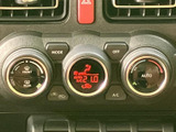 温度表示やAUTO、前後の曇り取りなどの表示がまとまり、空調の設定状況を確認しやすい操作部です。ボタンやダイヤルが見分けやすく、季節に応じた調整にも便利です。