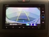 バックでの車庫入れも安心です! リアカメラが付いているバックモニター付のナビを装備しております。操作線もついており距離感も画面から確認できます。