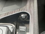 プッシュエンジンスタートです。カバンやポケットから出さずにエンジンかけれますので大変便利です。