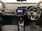 車内は光触媒抗菌消臭施工済です。インパネ周りはスタイリッシュなデザインで機能や装備も充実しています。グローブボックスやカップホルダーのほかにトレーなどたくさんの収納スペースが付いています。
