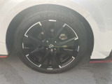 NISMO専用デザインの純正17インチアルミホイールを装着しております。タイヤサイズは205/50R17です。