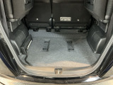 載せるものに合わせて、自由自在にシートを調整。長めの荷物も、大きな買い物も、工夫次第でスッキリ収まります。使い方次第で楽しみが広がる空間です。