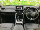 前席は運転席と助手席の空間がすっきりまとまり、着座時に周囲を見渡しやすいレイアウトです。シートは身体を受け止める形状で、同乗者も落ち着いて過ごせる、清潔感のある室内です。