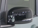 ◆ドアミラーウインカー◆ドアミラーにウインカーを装備しています。対向車に自身の進行方向を合図し安全に運転できます。