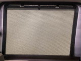 ロールサンシェイドは、太陽光を防ぐので冷房の効きを良くする効果もあるんです。エアコンを控えめにすれば燃費向上も見込めますよ。
