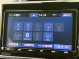 音源を選ぶ画面に複数の選択肢が並び、使いたい項目を画面から確認できます。表示が整理されているため、日常の音楽再生や入力切替にも活用しやすい装備です。
