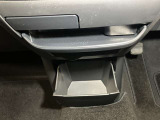 お気に入りのCDなどが収納できる格納式ボックス★