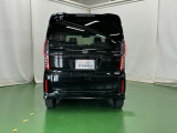 後席の窓には外から車内が見えにくくなるプライバシーガラスを採用。周りを気にせずリラックスして過ごせます