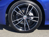BMW純正アルミホイール。洗練されたデザインで、足元の個性を引き立てます。