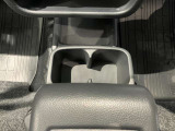 運転席前部にはカップホルダーが装備されています。