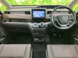 運転席から前方を見渡しやすい視界と、手の届きやすい位置にまとまった操作部が魅力です。シートは落ち着いた色合いで、足元にもゆとりを感じられる空間。日々の移動を快適にお過ごしいただけます。