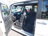 車両左側は前列後列の仕切りがありません。乗り降りがしやすいです。