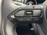 運転中、オーディオの操作をしてて、ハッとしたことはありませんか?ステアリングスイッチは、運転中でもハンドルでオーディオの操作が可能です。安全なドライブをサポートします。