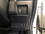 【片側電動スライドドア】リモコンや運転席のスイッチ操作のほか、ドアハンドルを少し引くだけでリアドアが自動開閉します♪