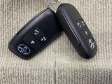 手荷物が多いときでも、スマートキーをバッグやポケットに携帯していれば、キーを取り出すことなくドアの解錠・施錠ができます
