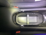 運転席からも助手席からも自由に使えるドリンクホルダー付。