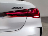 【レーザーライト】ブルーのデザインとBMW Laserのロゴにより視覚的にも個性を主張するレーザーライト。ハイビームモードを設定すると最長600mまでの距離を照射。夜間におけるドライビングの快適性を向上させますS