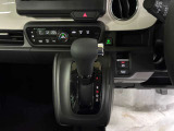 運転席センターに集約され操作性、デザイン性もスタイリッシュになっています。