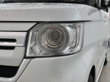 LEDヘッドライトは、点灯の瞬間から最大光量を発揮し、突然暗くなるトンネルなどでの安定感を高めます。